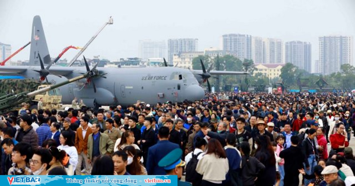 Việt Nam International Defence Exhibition extends visiting times in some areas