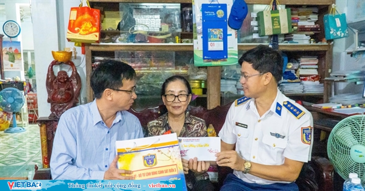 Coast Guard brings Tết gifts to soldiers, people in Phú Quý Island