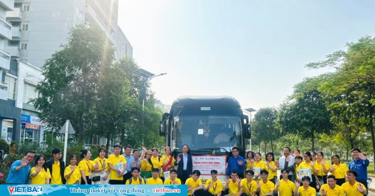 VNU-HCM offers free transport to disadvantaged students for Tết