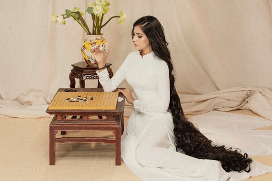 Trương Thị May đẹp duyên dáng trong trang phục áo dài mẹ may