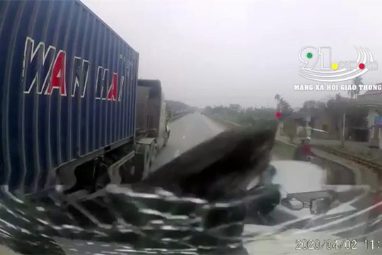 Ném đá vỡ kính xe container rồi bỏ chạy