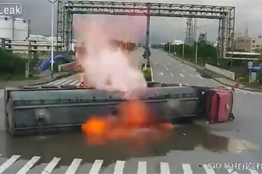 Cháy xe bồn chở xăng do tai nạn với xe tải