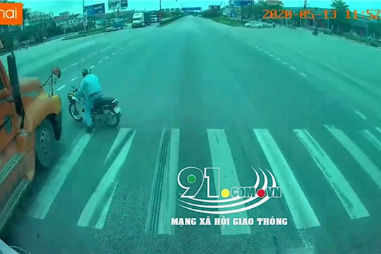 Container tông kinh hoàng người đàn ông sang đường