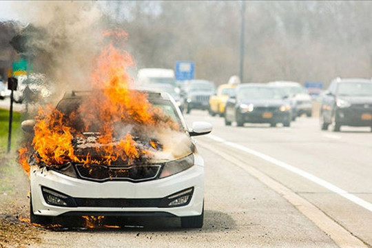 Các kỹ năng xử lý khi xe ô tô bốc cháy