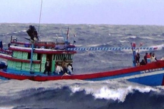Hỗ trợ một tàu cá gặp nạn trên biển ở Bình Định