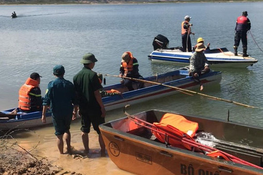 Tìm thấy thi thể 2 học sinh mất tích trên hồ thủy điện Đại Ninh