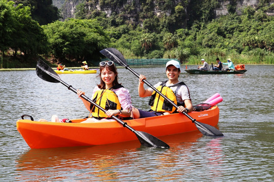 Chèo thuyền kayak khám phá di sản thế giới Tràng An