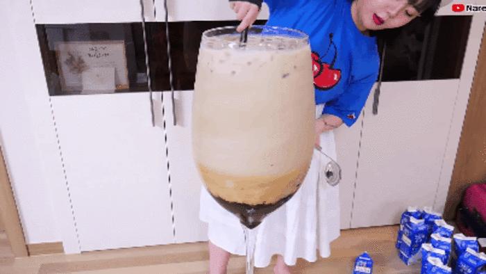 Làm trà sữa trân châu khổng lồ giống Bà Tân Vlog, YouTuber người Hàn lại có cái kết khiến dân mạng cười xỉu: Dọn nhà đến ốm luôn quá!