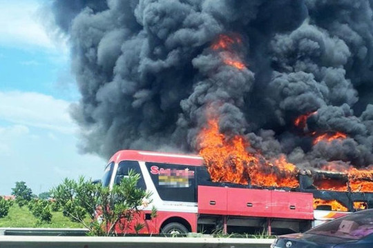Xe giường nằm cháy rụi trên cao tốc Nội Bài – Lào Cai