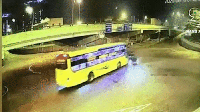 Xe khách húc trực diện, ôtô văng xa 15m