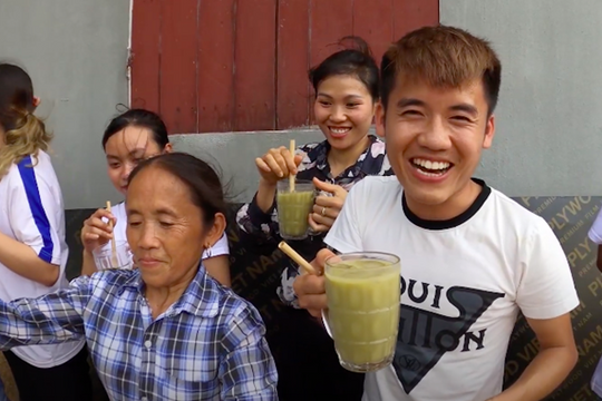 Bà Tân tung video làm cốc rau má đậu xanh siêu to khổng lồ, nhưng thứ mà dân mạng chú ý nhất lại là một câu 'lỡ lời' của Hưng Vlog