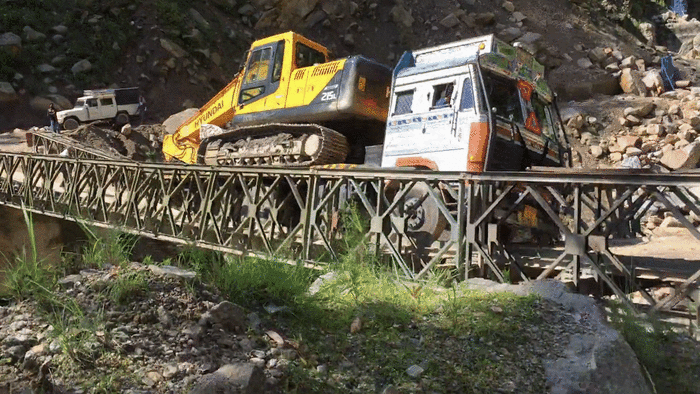 Ấn Độ: Khoảnh khắc sập cầu, xe tải rơi xuống vách núi