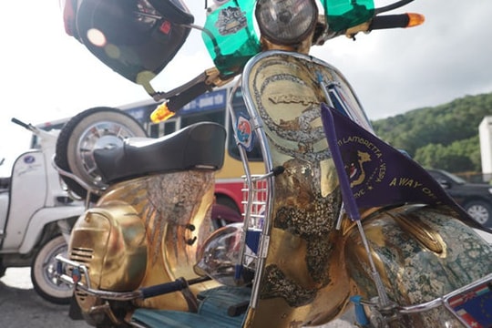 Hình ảnh Vespa cổ 3 miền tụ hội tại Quảng Ninh
