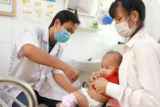 Tiêm vắcxin đủ mũi, đúng lịch cho trẻ để phòng bệnh bạch hầu