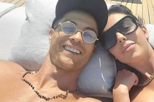 C. Ronaldo và bạn gái xinh đẹp tình tứ nằm phơi nắng trên du thuyền