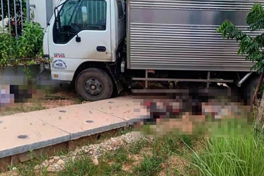 Hai người đi xe máy chết tại chỗ sau va chạm với xe tải ở Vĩnh Phúc