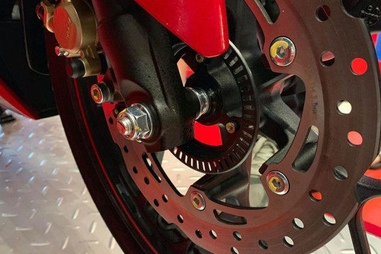 Vì sao thiết kế phanh đĩa trên xe máy có nhiều lỗ nhỏ?