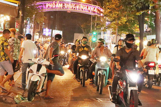 2 khu phố ẩm thực nổi tiếng ở Sài Gòn: Chỗ vắng vẻ đìu hiu, nơi tấp nập khách nhưng 'bán dưới 25 triệu một đêm vẫn lỗ'