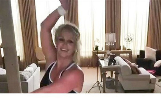 Britney Spears cười rạng rỡ, khoe body săn chắc khi tập nhảy tại nhà