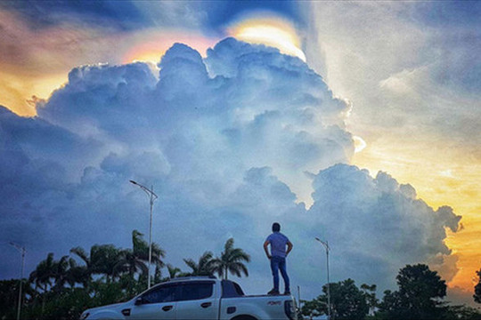 Tuyệt đẹp với loạt ảnh người Hà Nội tạo dáng bên chùm mây ngũ sắc