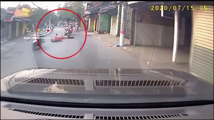 Phanh gấp ngã ra đường, nữ sinh bị xe máy chèn qua người bất tỉnh