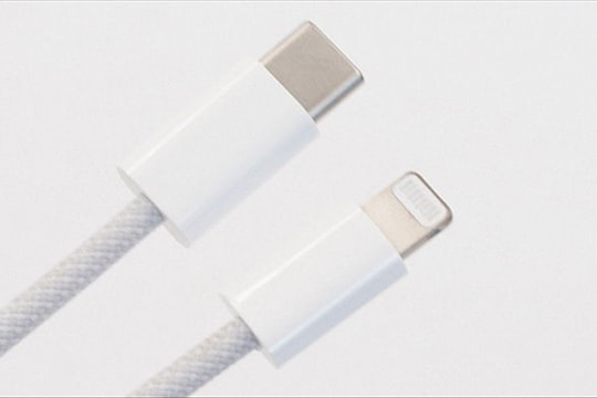 iPhone 12 sẽ được tặng kèm cáp Lightning bọc dù?