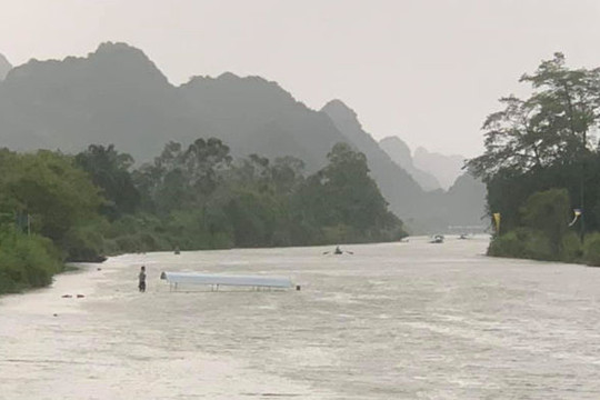 Hà Nội: Giông lốc “thổi bay” thuyền chở 4 người đi tham quan chùa Hương