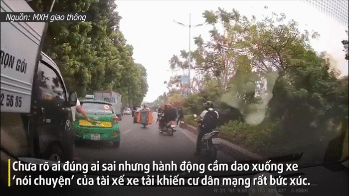 Sau va chạm, tài xế xe tải hùng hổ cầm dao xuống ‘nói chuyện’