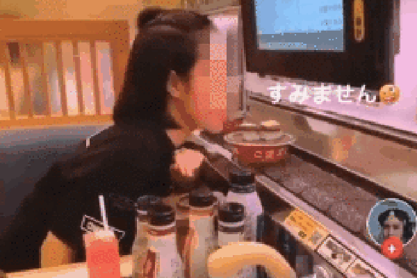 Nữ thực tập sinh Việt ở Nhật liếm sushi đang trên băng chuyền