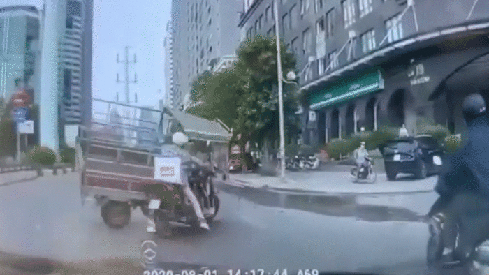 Chạy ẩu, xe ba gác đâm xe máy ngã lăn trên đường