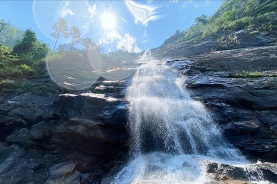 Sa Pa: Mãn nhãn thác nước cao hơn trăm mét đổ xuống từ đỉnh núi