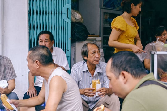 Hàng bánh mì Hà Nội từ thời bao cấp, bán 400 chiếc/ngày, giá chỉ 10 nghìn