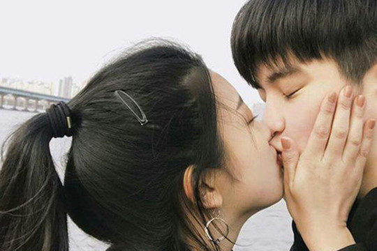 Giật mình lý do phụ nữ thích cắn chồng khi hôn? Cái thứ 4 khá đáng sợ