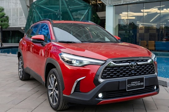 Ô tô gầm cao tầm 1 tỷ sôi động, Toyota xử đại lý bán xe kiểu “bia kèm lạc”