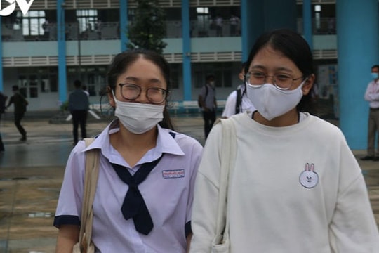 Thí sinh TP HCM tiếp tục đi thi trong thời tiết xấu và than đề khó