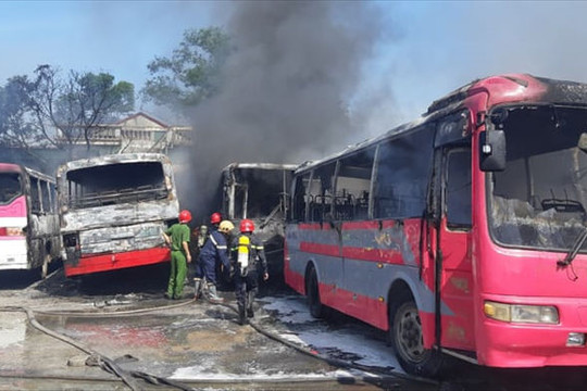 Thanh Hóa: Cháy lớn tại bãi giữ xe trong khu vực nhà dân