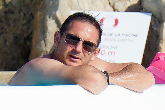 Tạm gác lại bóng đá, HLV Frank Lampard xả hơi trong kỳ nghỉ hè