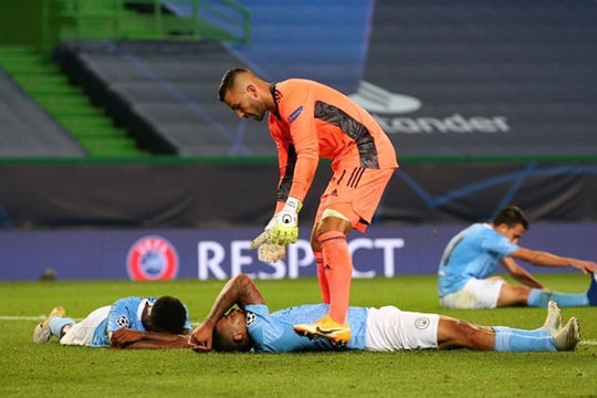 Cận cảnh Sterling đá bay hi vọng bán kết C1 của Man City