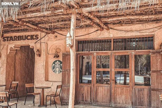 Cửa hàng Starbucks ở xứ siêu giàu với mái lá cũ kỹ, tường nâu vách nứt