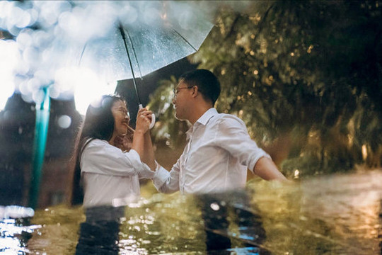 Ngắm Hà Nội lãng mạn trong mưa qua bộ ảnh của cặp đôi trẻ