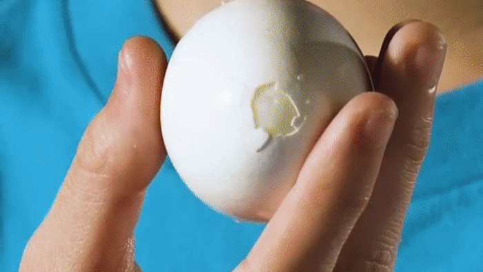 Mẹo bóc trứng luộc siêu nhanh chỉ trong tích tắc mà không sợ nứt vỡ
