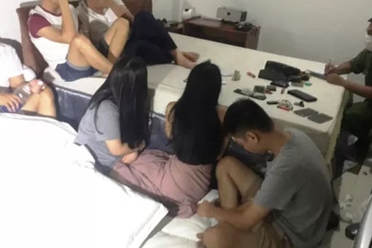 13 nam nữ thanh niên thuê phòng khách sạn để 'phê' ma túy