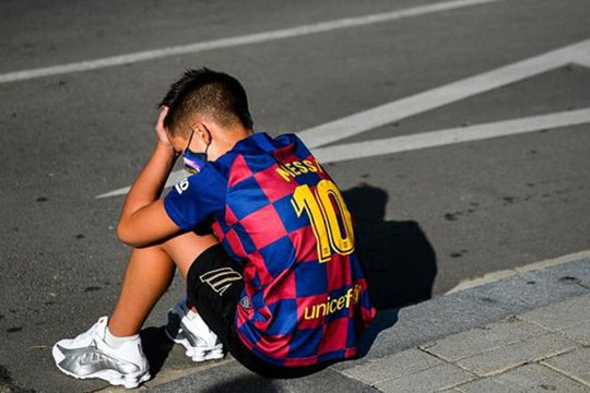 Messi bỏ tập, fan nhí Barca buồn bã ngóng chờ