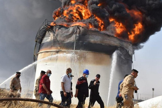 Bồn chứa 5 triệu lít dầu tại Iraq bị bốc cháy dữ dội