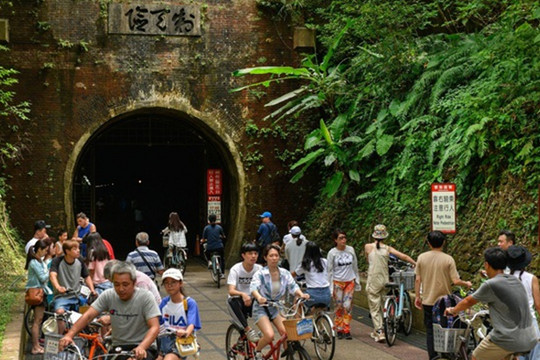 Hầm đường sắt bỏ hoang trở thành điểm du lịch mùa Covid-19