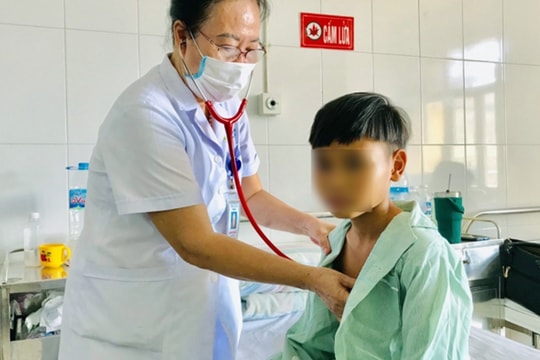 Bé trai 11 tuổi nguy kịch vì mẹ tin thầy bói cúng chữa bệnh