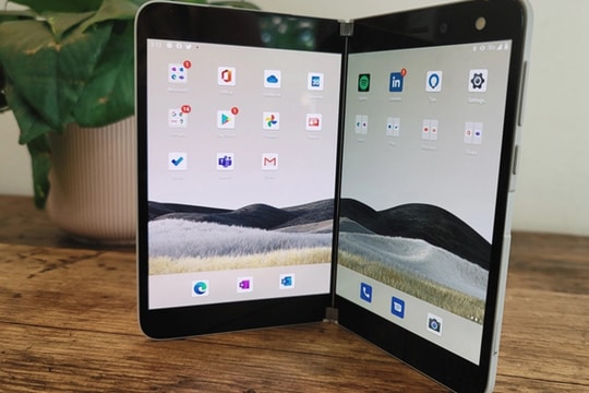 Chùm ảnh thực tế chiếc smartphone 2 màn hình Surface Duo của Microsoft