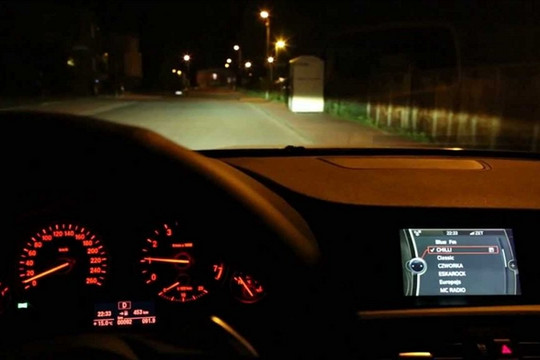 Kinh nghiệm lái xe an toàn vào ban đêm khi không có đèn đường