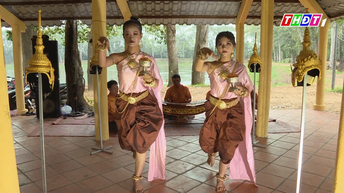 Thưởng thức điệu múa truyền thống của người Khmer Trà Vinh
