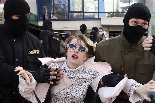 Hàng trăm phụ nữ Belarus bị bắt trong cuộc biểu tình đòi Tổng thống từ chức